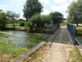 Le pont Miserey et le chemin du Moulin de Saint-Pierre, à Gravigny